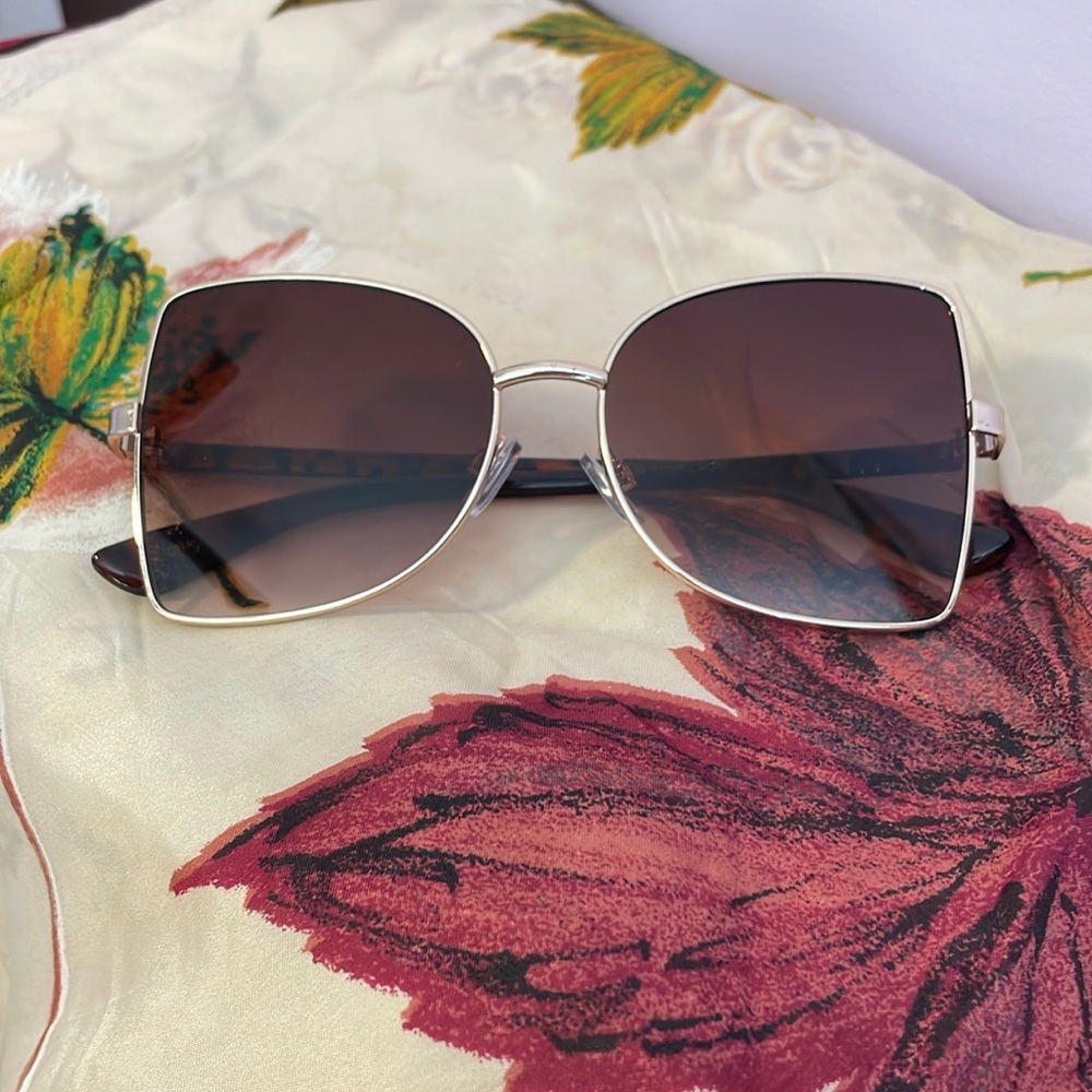 Rectangular sided sunglasses